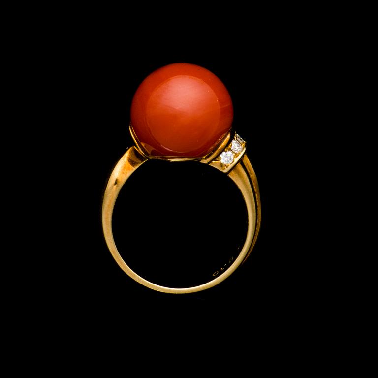 RING, 18K guld, korall, briljantslipade diamanter. Vikt ca 7,4 g.