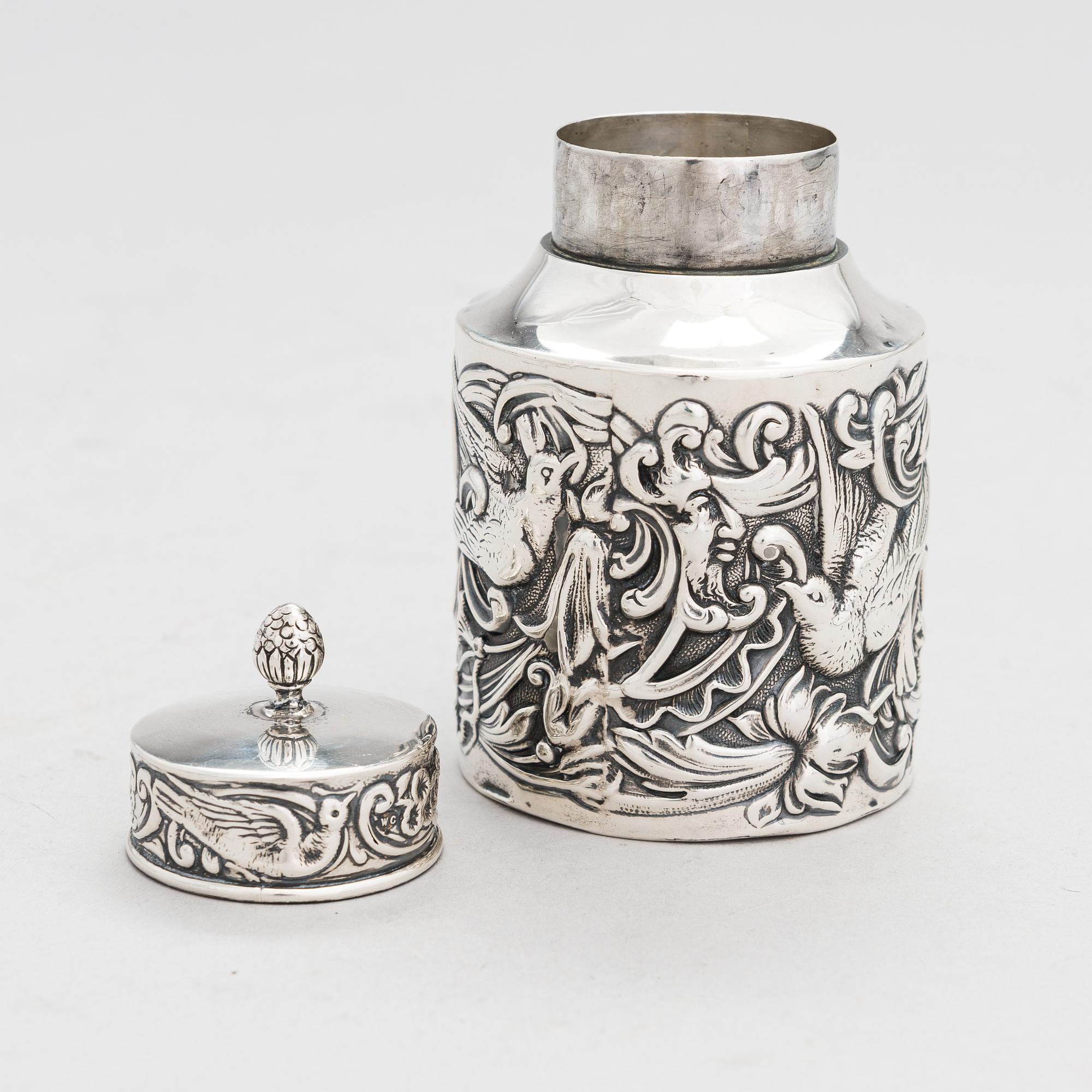 Lusikkapari, Lontoo 1787-91, purkki, Lontoo 1891 ja vati, Chester 1906, sterlinghopeaa, Englanti.