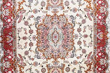 A carpet, Tabriz par silk, 60 Raj, ca 294 x 197 cm.