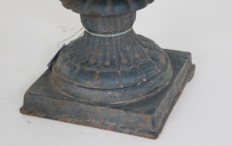 TRÄDGÅRDSURNA, gjutjärn.