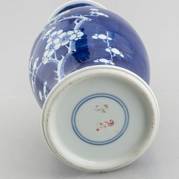 Four porcelain pieces, China, 19th and 20th century.