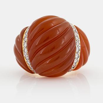 An 18K gold and agate ring set with round brilliant-cut diamonds.