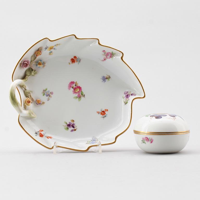LOCKDOSA SAMT FAT, porslin, Meissen, 1900-talets mitt.
