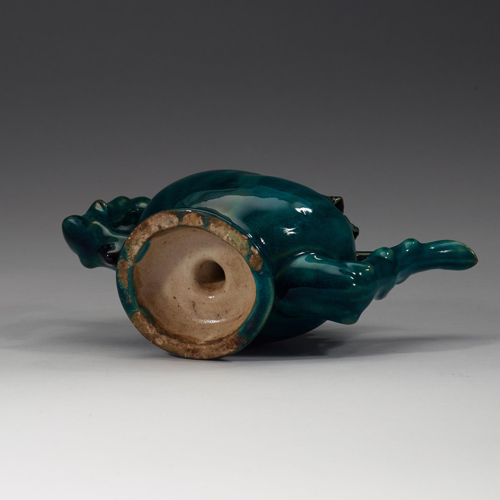 A turkoise glazed peach shaped cadogan pot, late Qing dynasty (1644-1912).