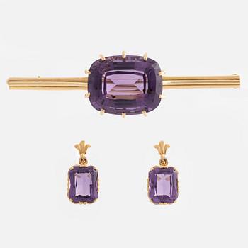 Earrings, a pair, and brooch in gold with amethysts.