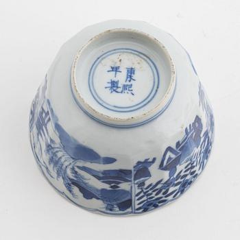 A Chinese blue and white faceted porcelain cup or bowl, Qing dynasty, Kangxi (1662-1722).