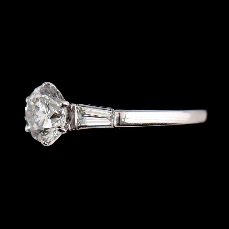 RING, 18 k vitguld, med briljantslipad diamant 1.31 ct och 2 baguetteslipade diamanter.