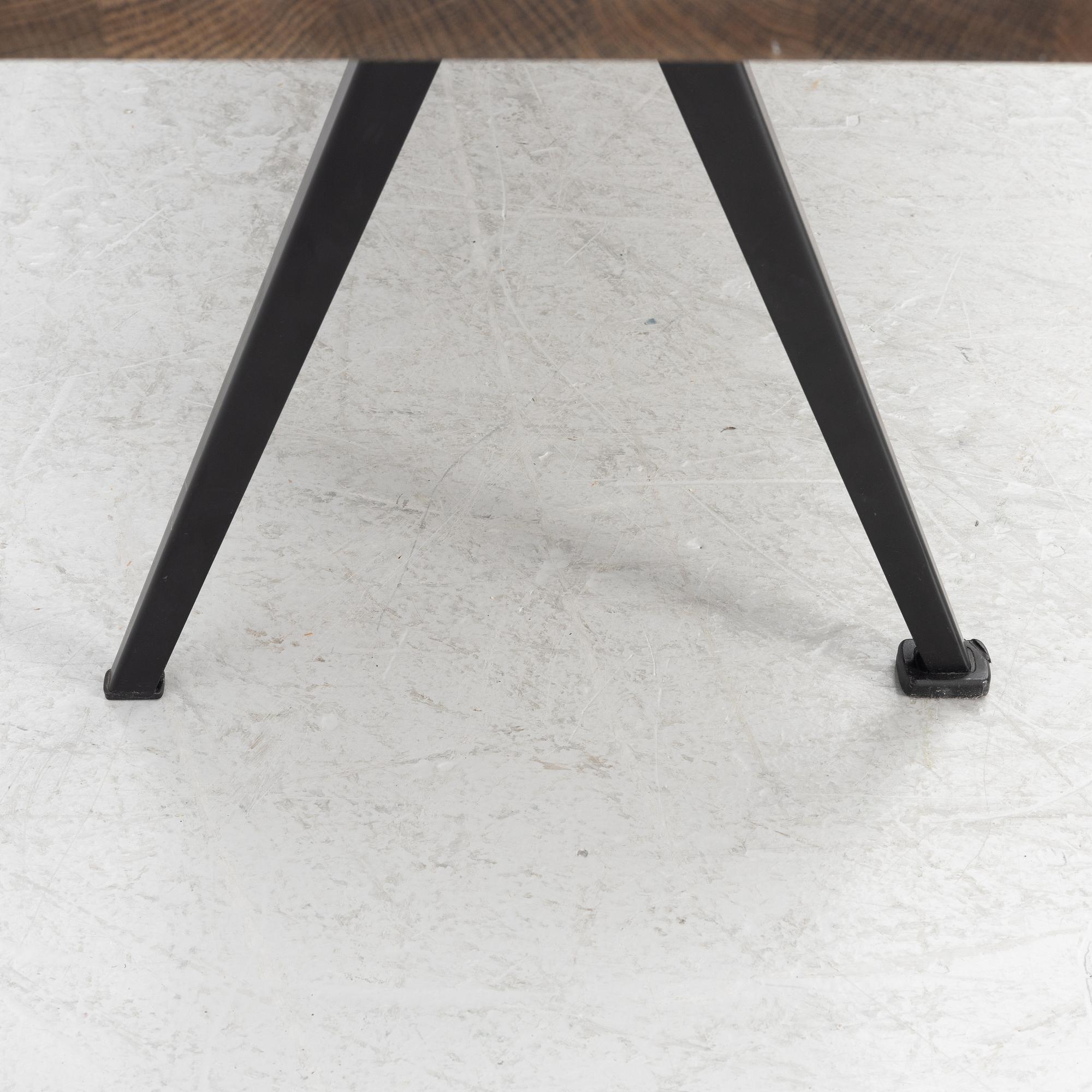 Friso Kramer & Wim Rietveld, bänkar, ett par, "Pyramid", HAY, Danmark.