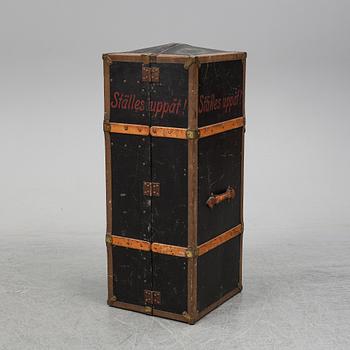 A trunk from the early 1900's.