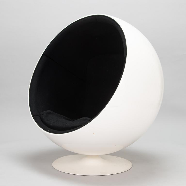 Eero Aarnio, a late 1980s 'Ball Chair', Adelta.