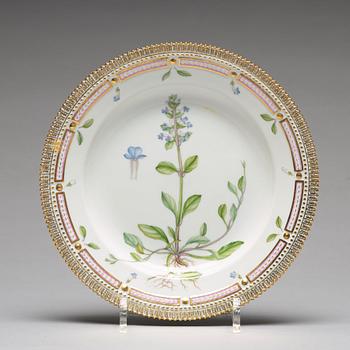 A set of 12 large Royal Copenhagen 'Flora Dancia' dinner plates, Denmark, 20th Century.