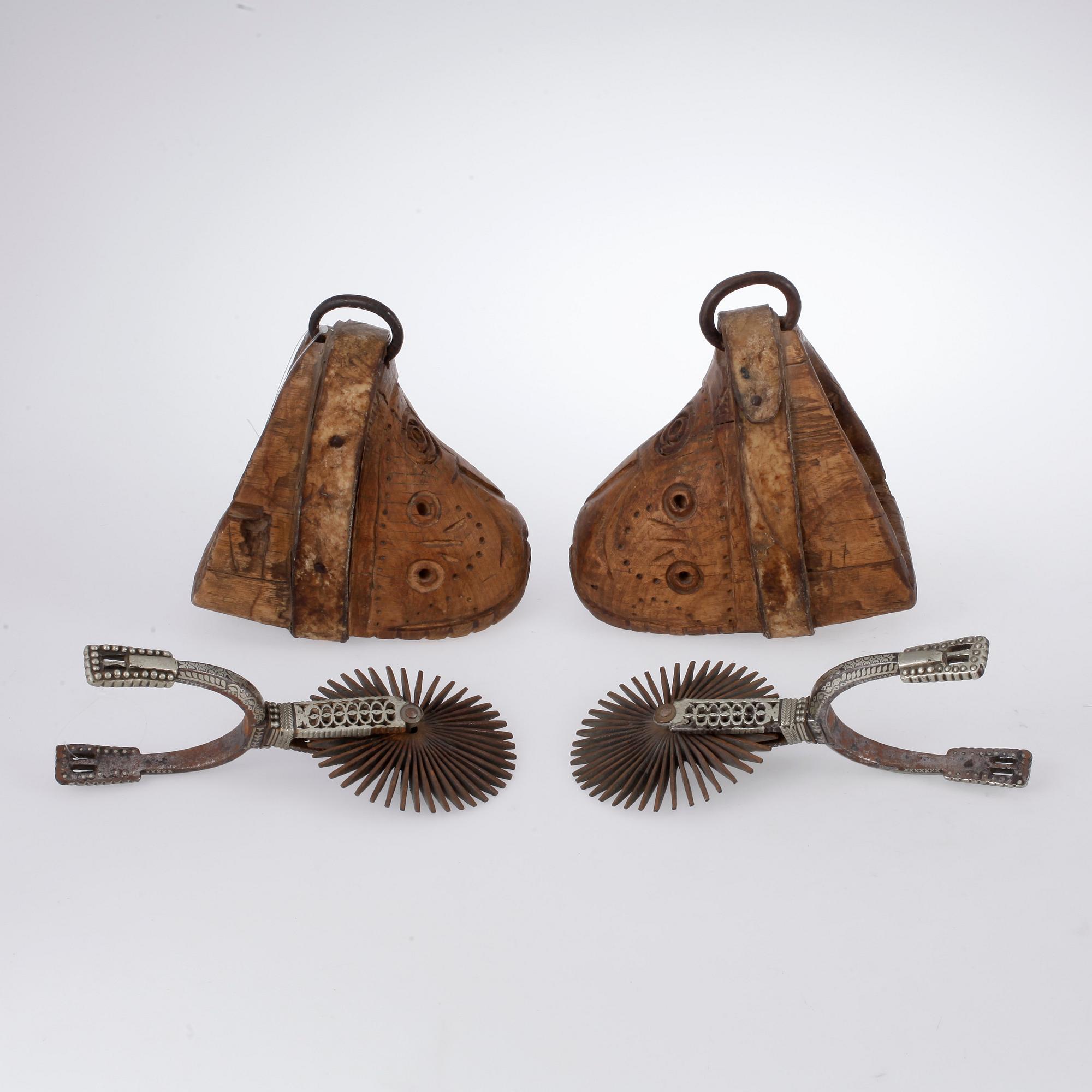 STIGBYGLAR ett par SAMT ett par SPORRAR, trä resp stål, Argentina, tidigt 1900-tal/1900-talets första hälft.