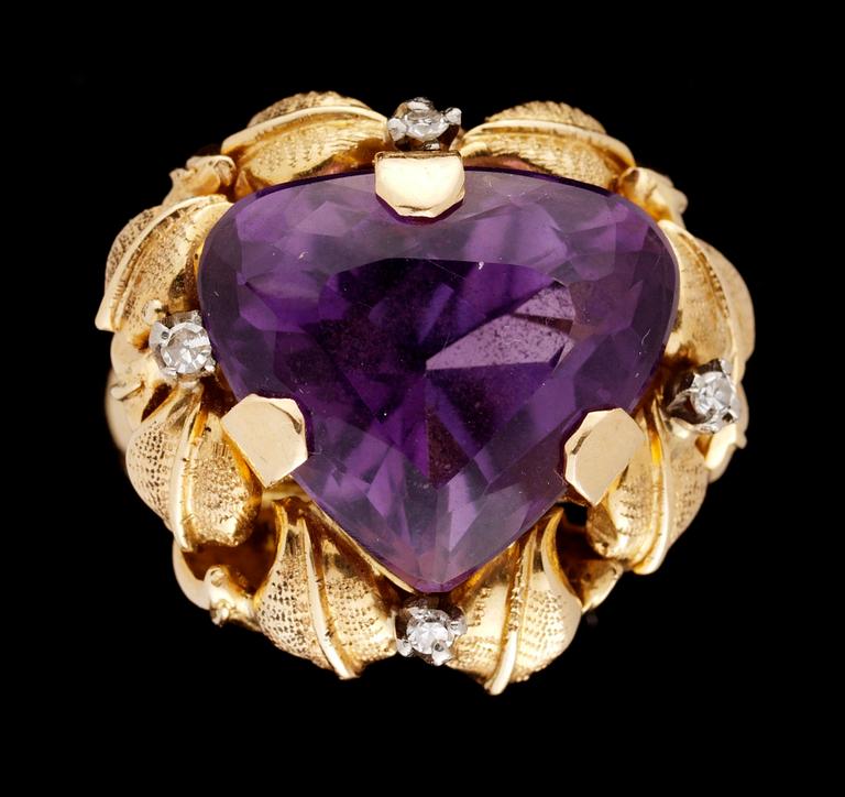 RING MED HJÄRTFORMAD AMETIST,