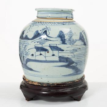 Tekanna, tallrik samt bojan, porslin, Kina, Qingdynastin, 1700-tal samt 1800-tal.