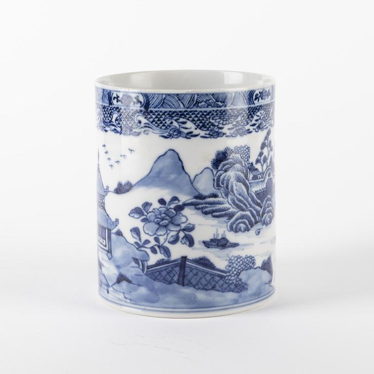 A blue and white Chinese Export jug, Qing dynasty, Qianlong (1736-95).