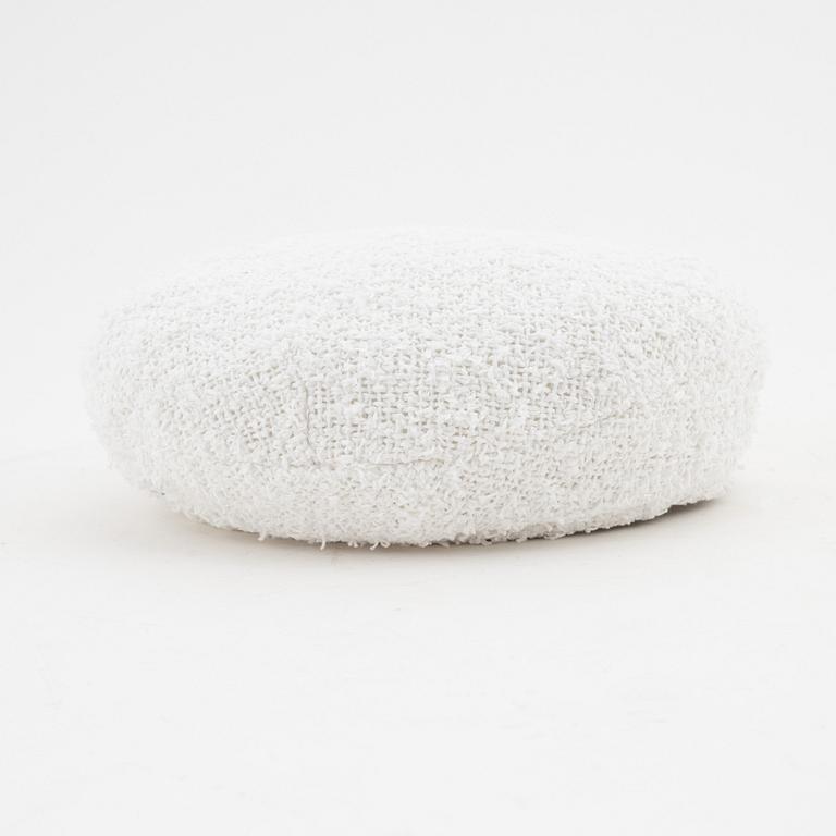 Chanel, a white cotton bouclé beret, size S.