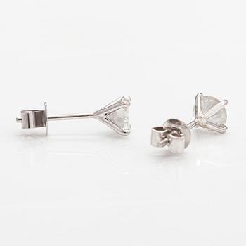 A pair of 18K white gold earrings with diamonds ca. 1.02 ct in total. AIG certificate.