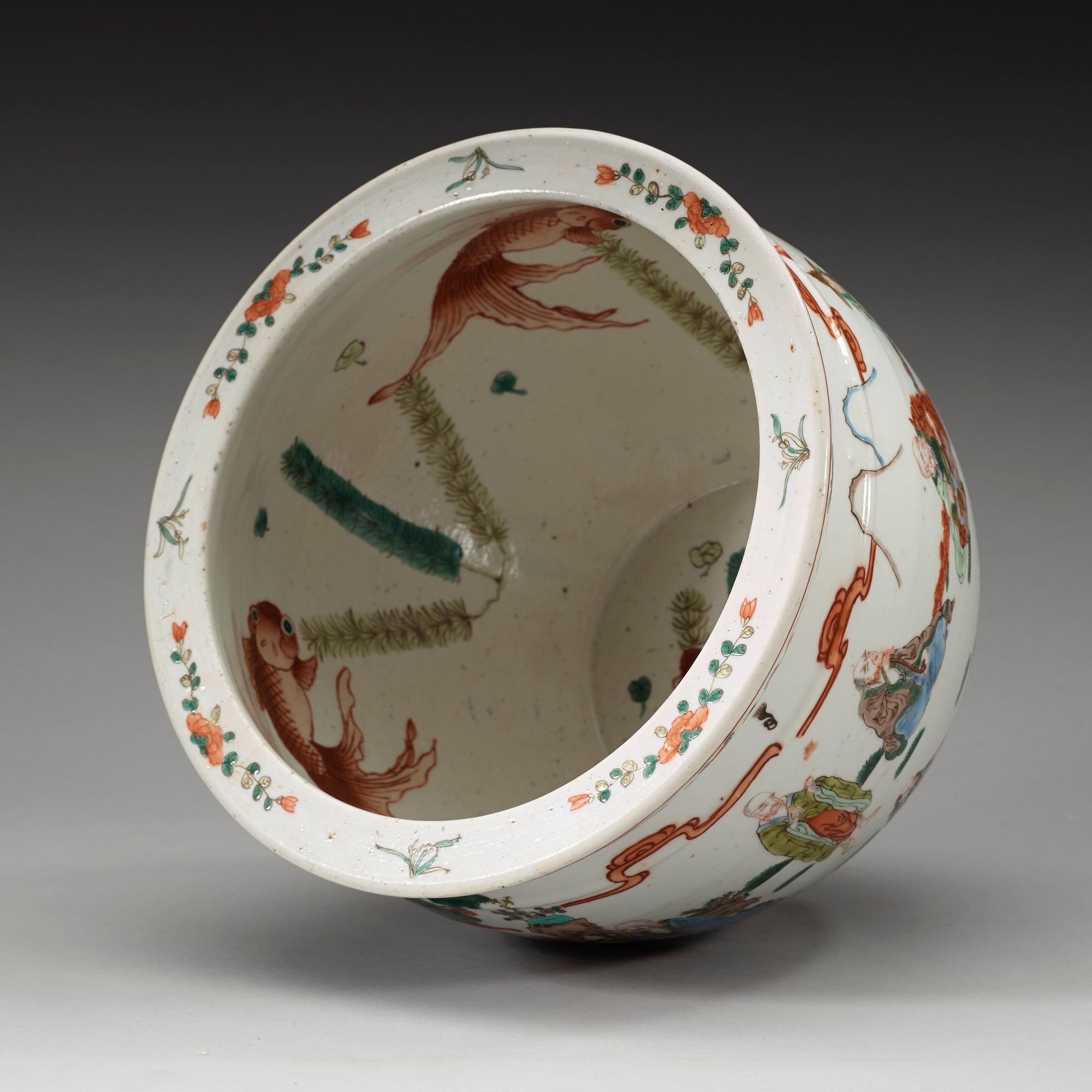 FISKBASSÄNG, porslin. Sen Qing dynasti (1644-1912).