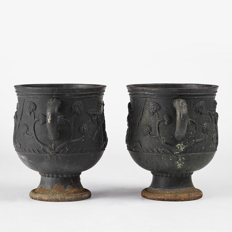 Ivar Johnsson, trädgårdsurnor, ett par, "Diana", Näfveqvarns bruk, Swedish Grace.