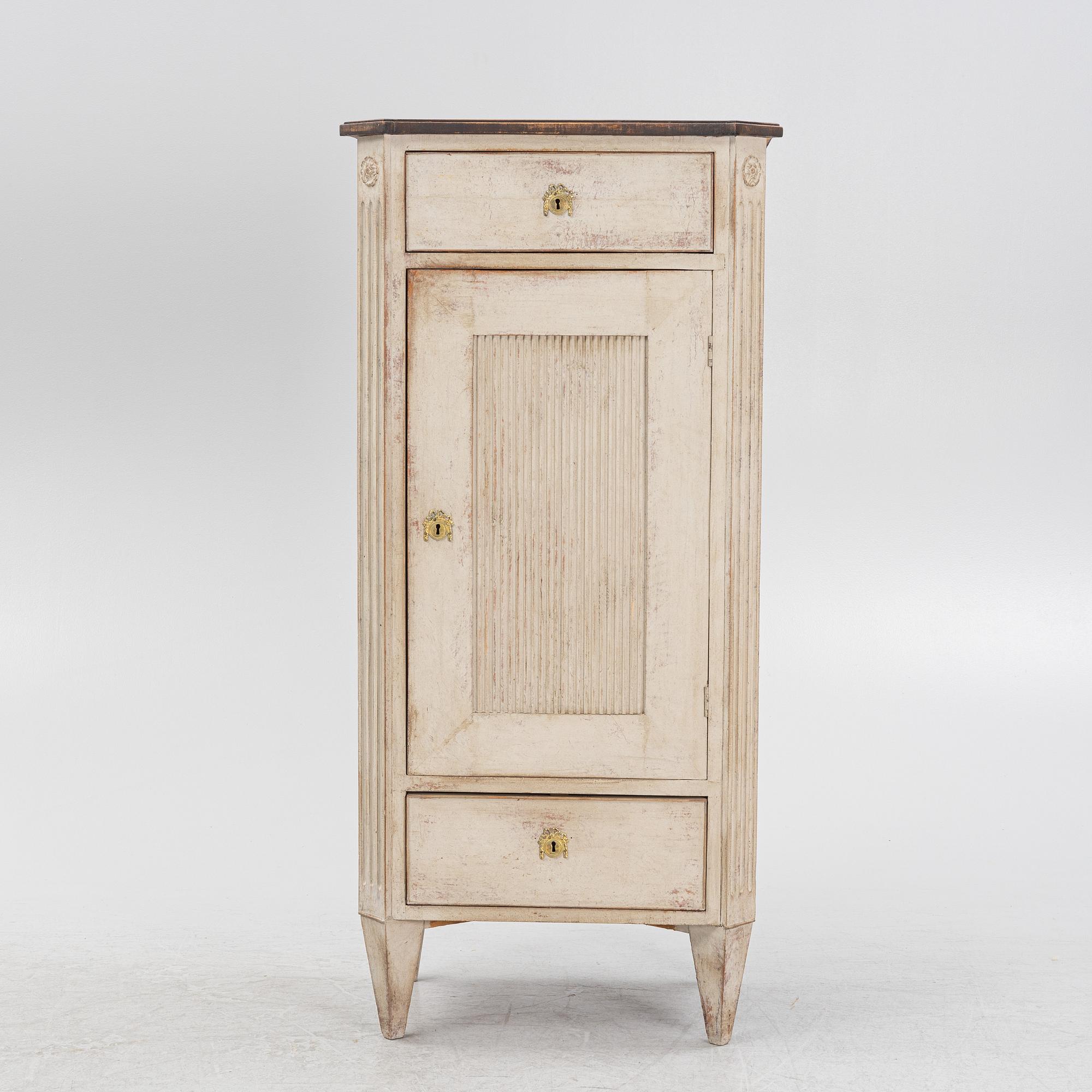 Skåp, gustaviansk stil, omkring 1900.