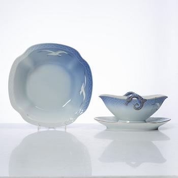 A 62 piece "Måsen" service, Bing & Grøndahl.