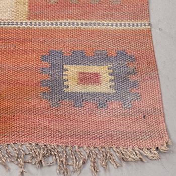 Märta Måås-Fjetterström, a carpet, "Röd grön äng", flat weave, ca 328-333 x 258,5-262 cm, signed AB MMF.