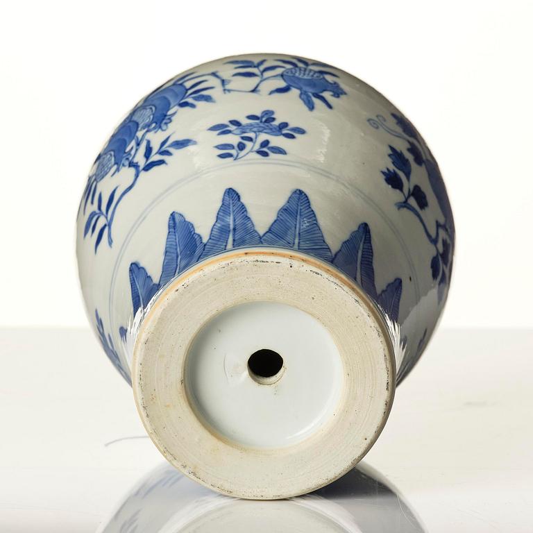 A blue and white Meiping vase, late Qing dynasty, 19th century.
