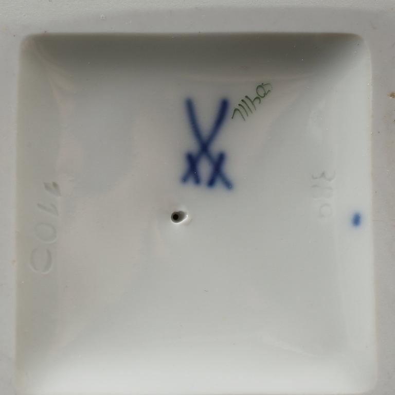 VAS SAMT LJUSSTAKAR, 1 par, porslin, Meissen, 1900-talets andra hälft.