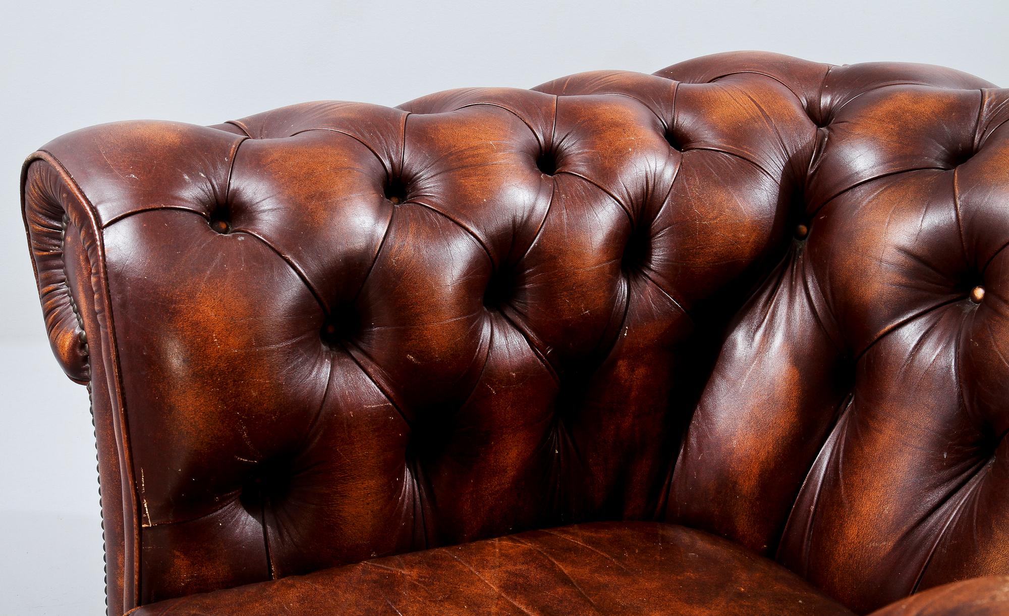 FÅTÖLJER, ett par, chesterfield, 1900-talets andra hälft.
