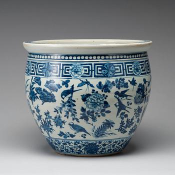 A large blue and white flower pot, late Qing dynasty, 18th Century.