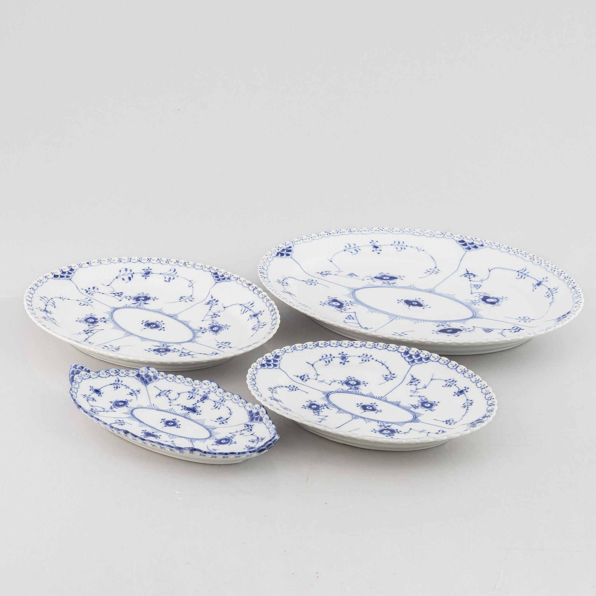 Royal copenhagen, xx pieces of a 'Musselmalet' porcelain service with half lace and full lace pieces, Denmark.