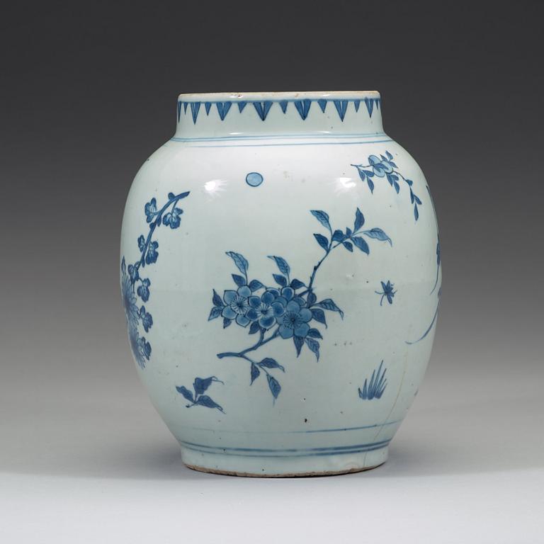 A blue and white Transitional jar, 17th century.