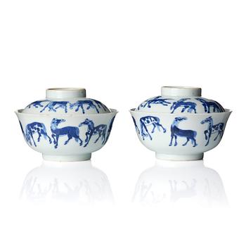 1346. A pair of bowls with covers. Late Qing dynasty.