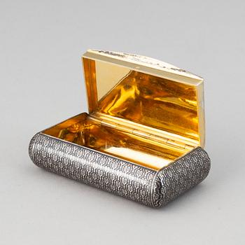 Dosa, silver med förgylld niellodekor, importstämplad, troligen Frankrike, 1800-talets mitt.