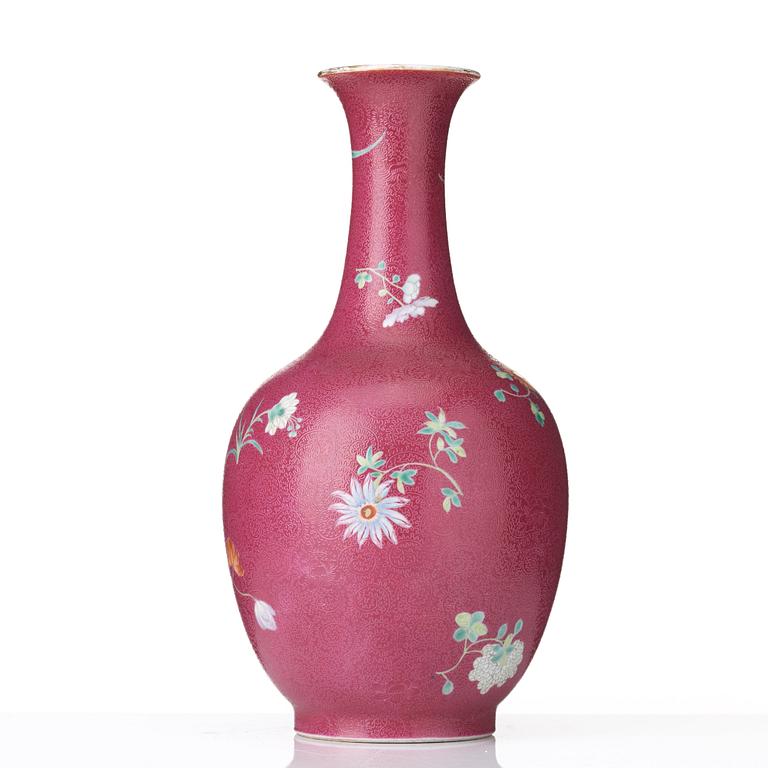 A pink scgrafitto vase, Qing dynasty with Qianlong mark.