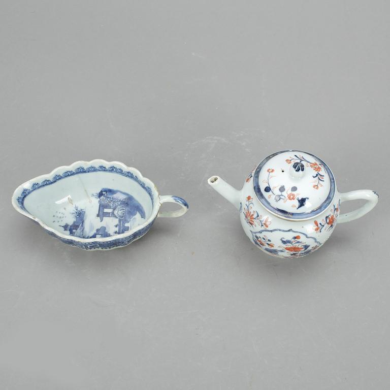 TEKANNA samt SÅSSNIPA, porslin, Kina, Qianlong (1736-35).