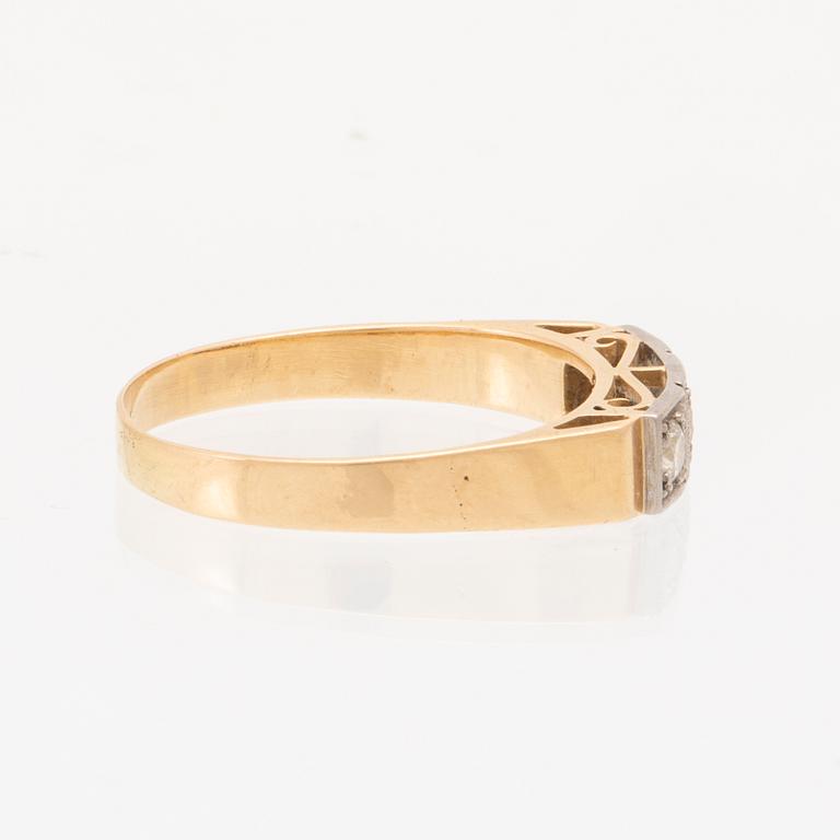 An 18K white and red gold ring set with round brilliant-cut diamonds.