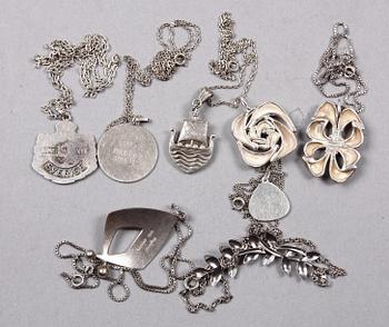 PARTI KEDJOR SAMT BERLOCKER, 8 st, silver, Sverige, bla Stigbert, Haglund. 1900-talets senare del.