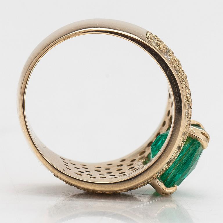 Ring, 14K gold, with an emerald and diamonds totalling ca. 0.52 ct.