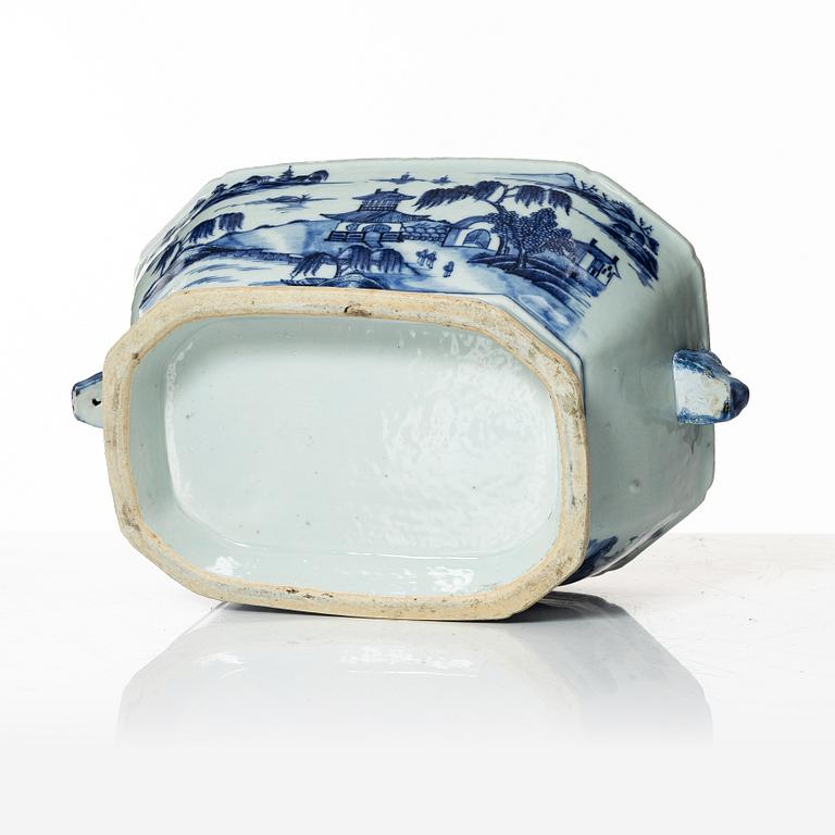 A Chinese export porcelain tureen, Qing dynasty, Qianlong (1736-95).