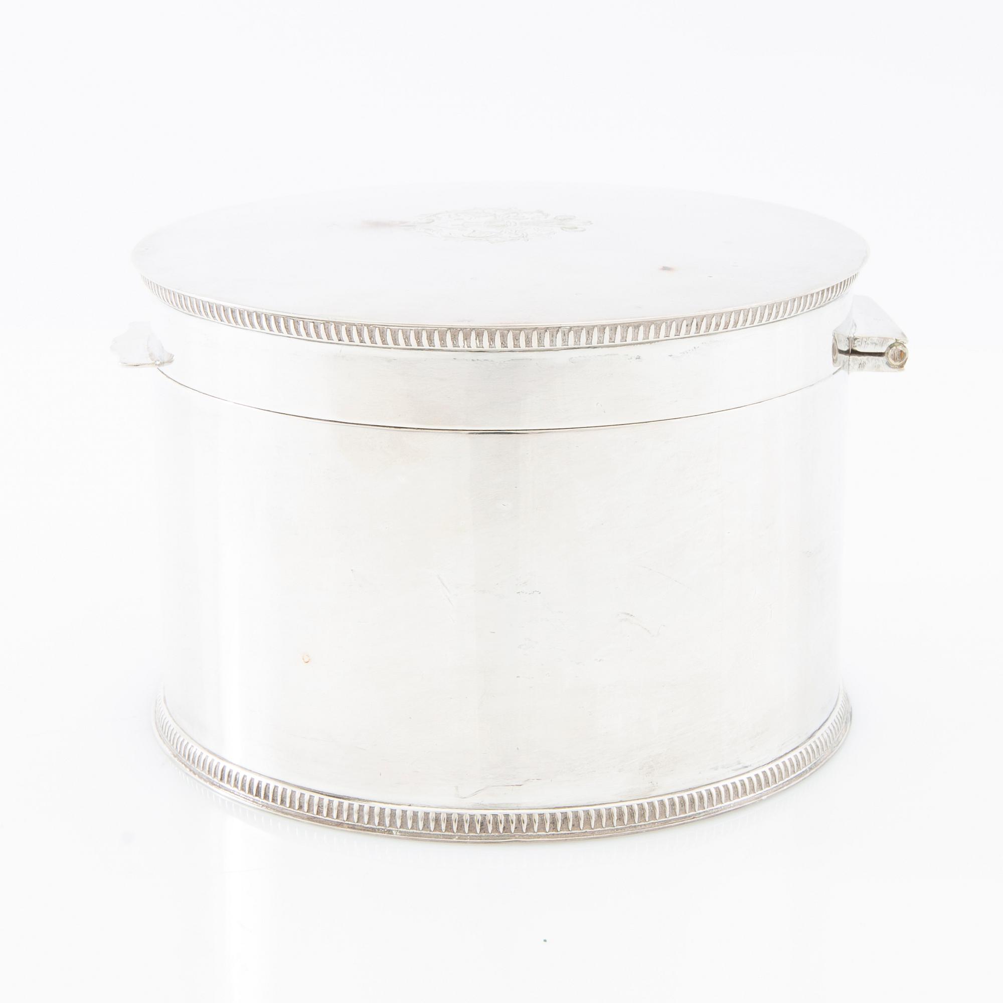 Sugar bowls 4 pcs in the Gustavian style, silver plate, and a box with a lid by Mappin & Webb.