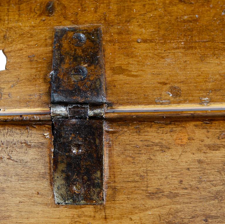 SNEDKLAFFSKÅP med vitrinöverdel, barock, 1700-tal.