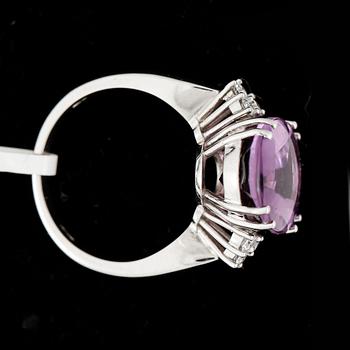 RING, 18k vitguld med ametist ca7,36ct och briljantslipade diamanter tot ca0,20ct. Vikt ca7,6g.