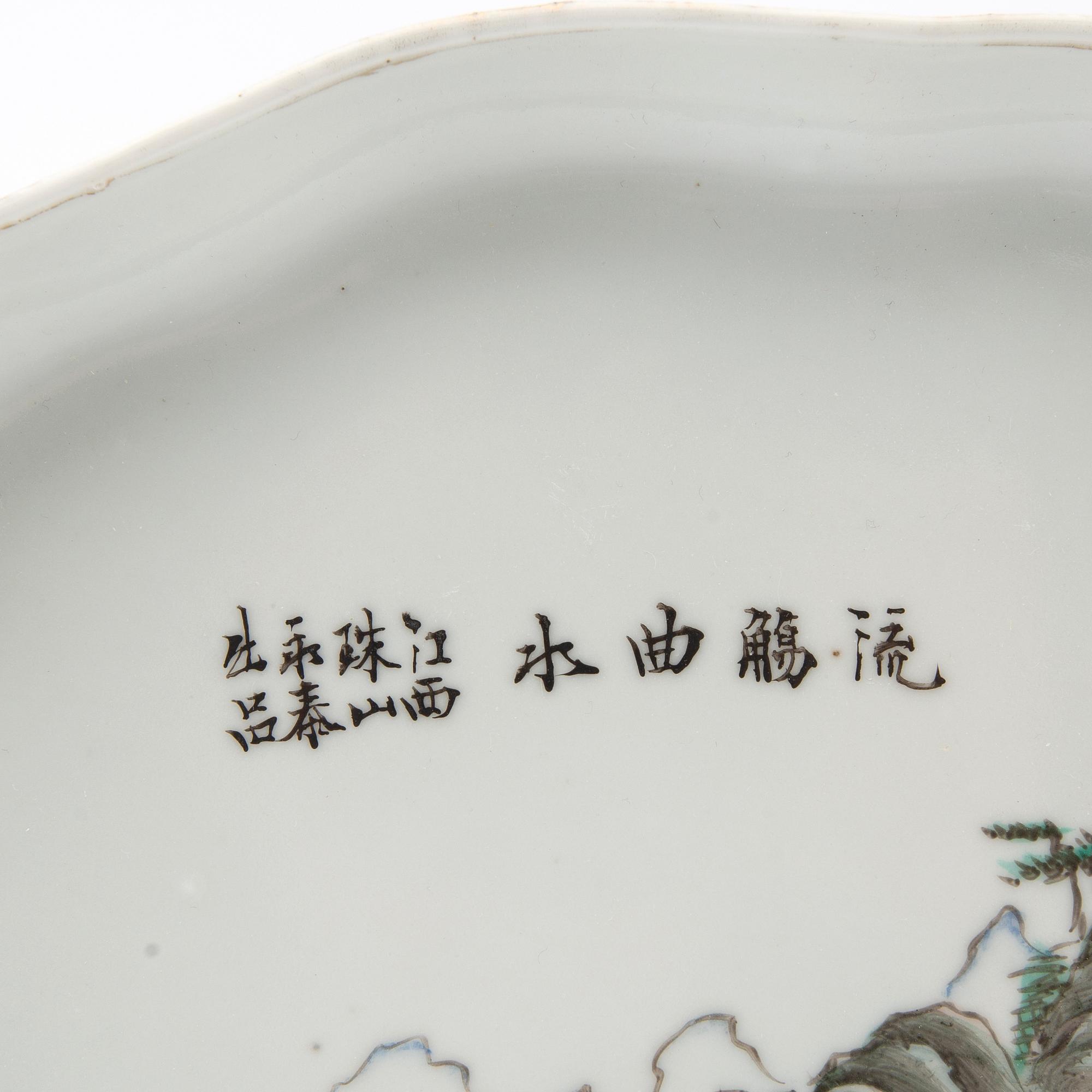A set with two Chinese porcelain trays, 20th century.