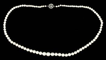PÄRLCOLLIER, 3 st, silverlås, 1900-talets första hälft.