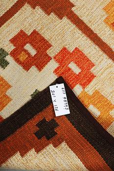 Erik Lundberg, a flat weave carpet, Vävaregården Eringsboda, Sweden, c. 201 x 136 cm.