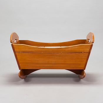 Ilmari Tapiovaara, kehto, "Apu", valmistaja Laukaan Puu, Apu lehdelle. 1960-luvun alku.