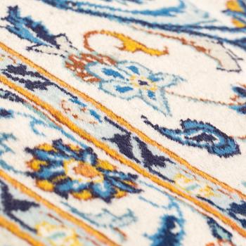 An old Kashan carpet ca 556x357 cm.