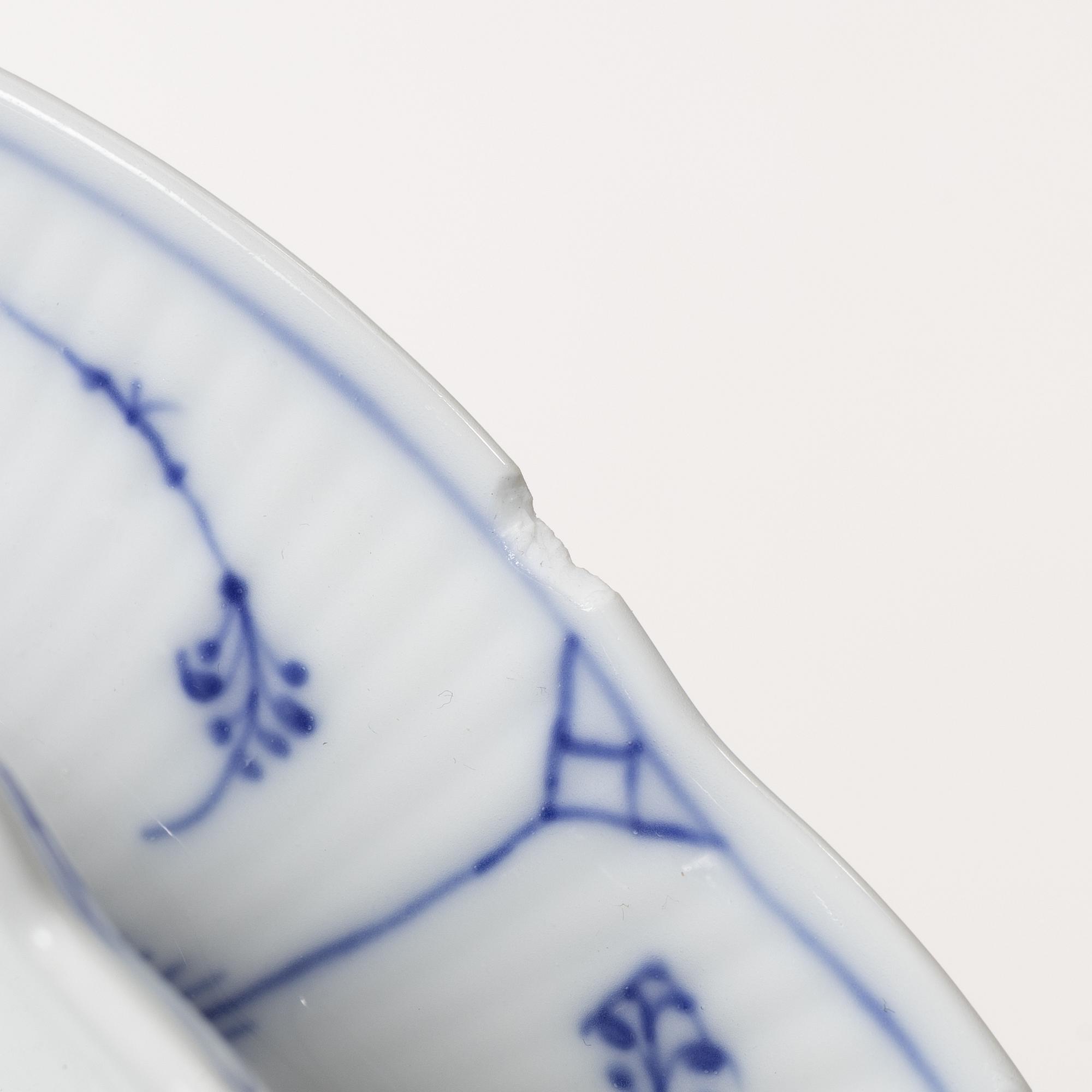 Royal Copenhagen, mat-, kaffe- och teservis, 88 delar, "Musselmalet", Danmark, 1800-1900-tal.