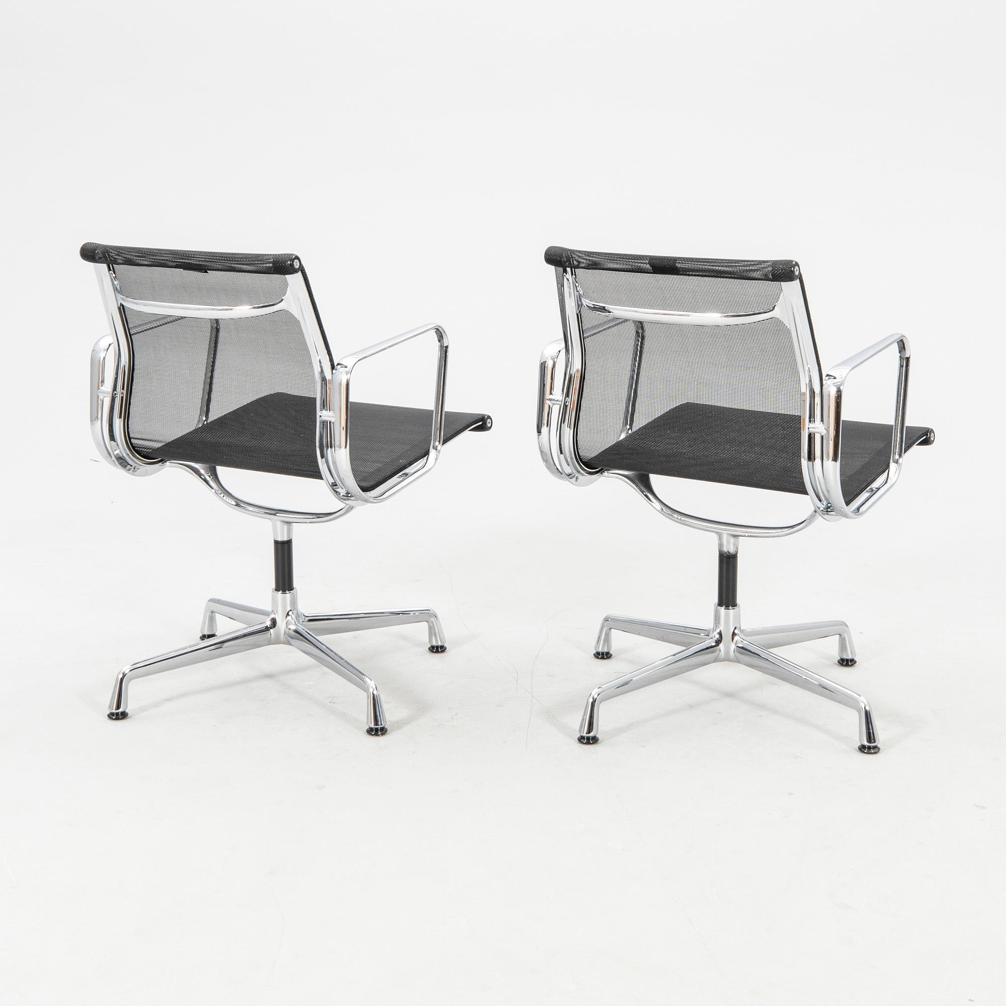 Charles & Ray Eames, karmstolar/kontorsstolar 2 st EA108 Vitra 2013/14.